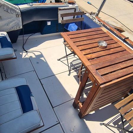 Boat To Sleep In Barcelona Sant Adria de Besos Exterior photo